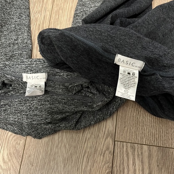 Two pairs of Priv leggings in size XS - Picture 4 of 4